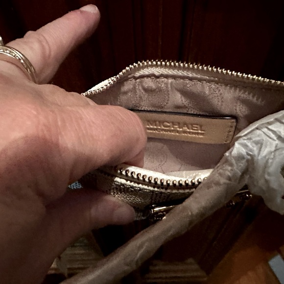 NWT Michael Kors Handbag Jet Set Small Signature Wristlet - Picture 5 of 6